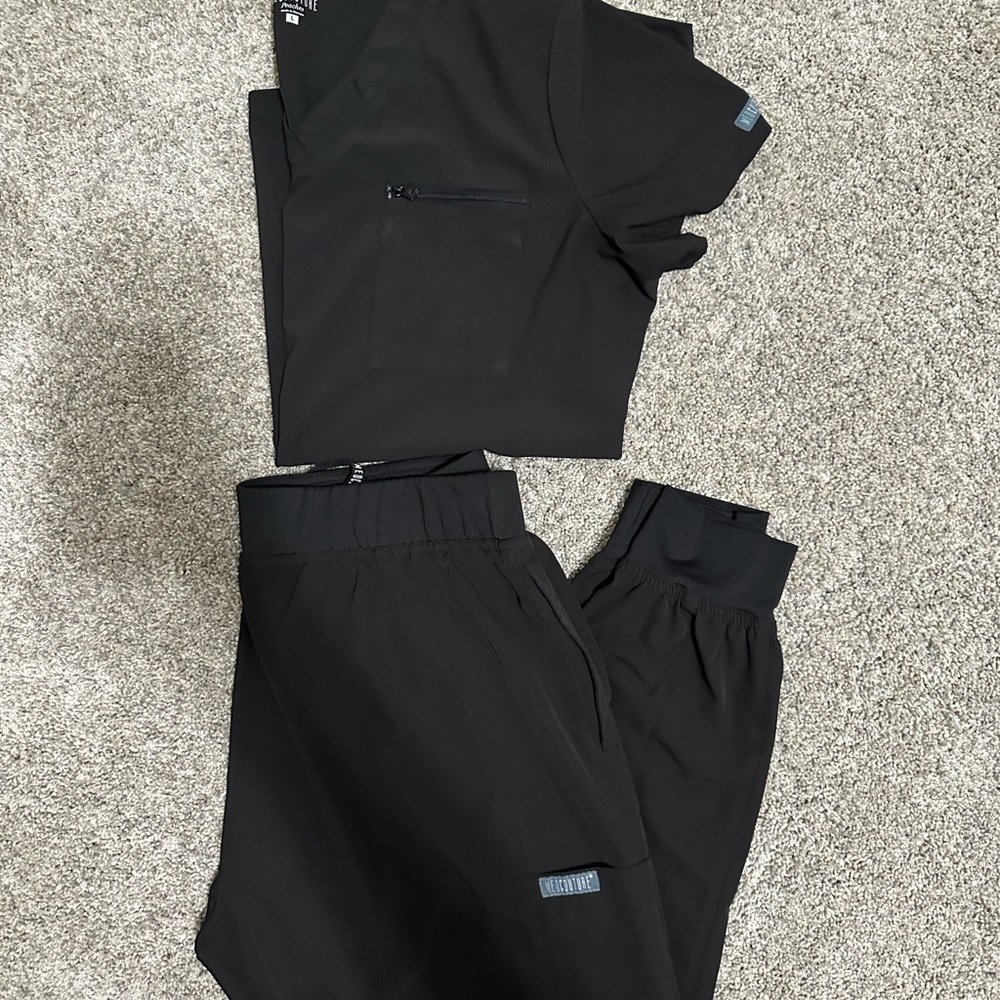 Med Couture Peaches - Black Scrub Set